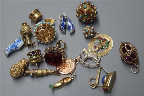 Four 14K gold charms, including a carousel and a collection of unmarked white and yellow metal charms (18)